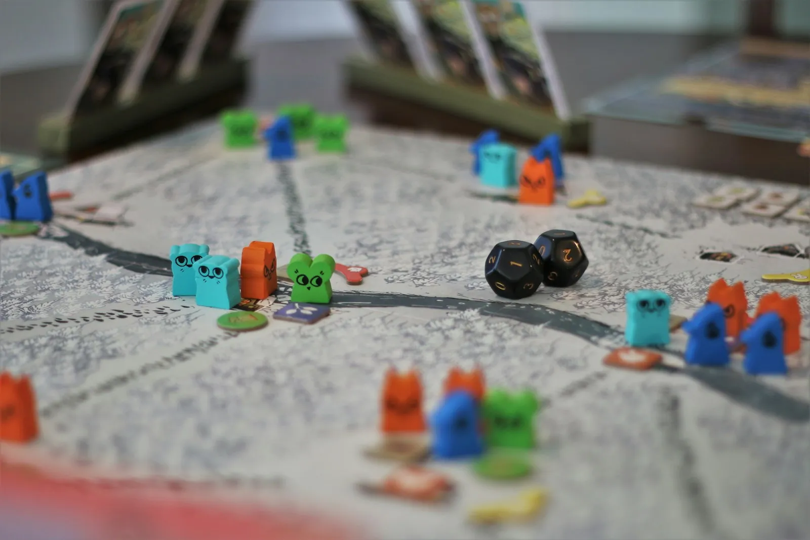 Partida en curso sobre un tablero: fichas de colores repartidas por el mapa y dados junto a ellas