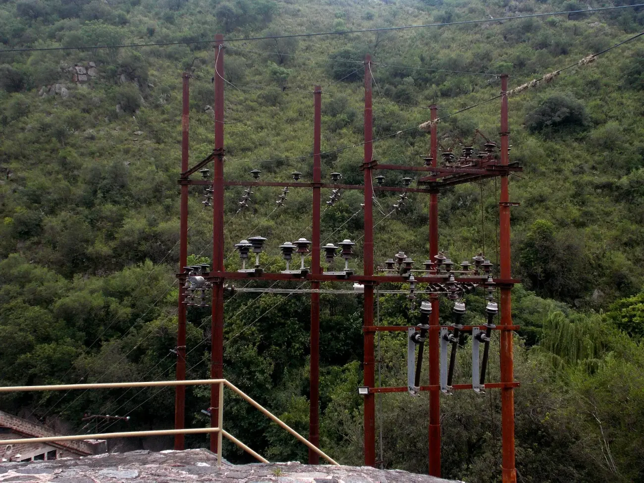 Aisladores, transformadores y barras de una subestación junto a la Usina Molet, Córdoba, Argentina
