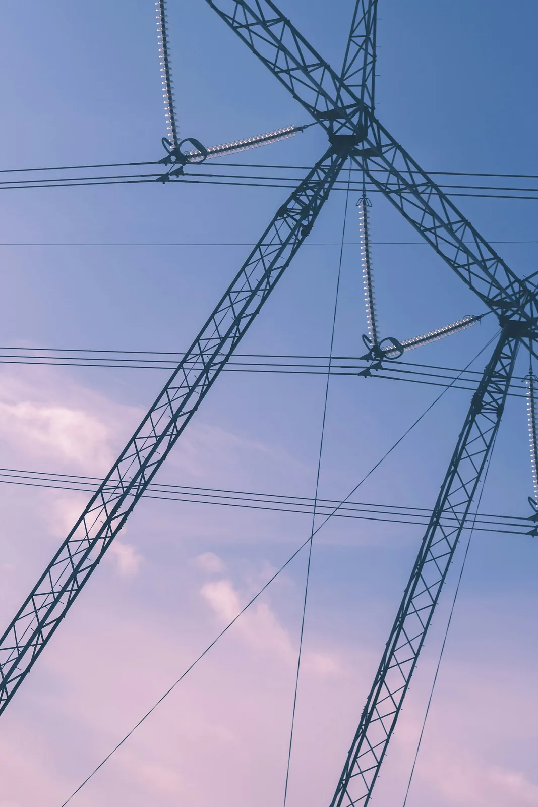 Estructura metálica de una torre de transmisión eléctrica vista desde abajo