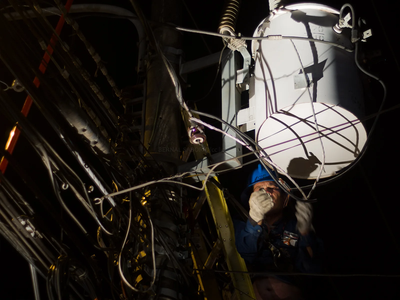 Trabajador junto a cableado y equipo de distribución eléctrica de la Compañía Nacional de Fuerza y Luz en Costa Rica
