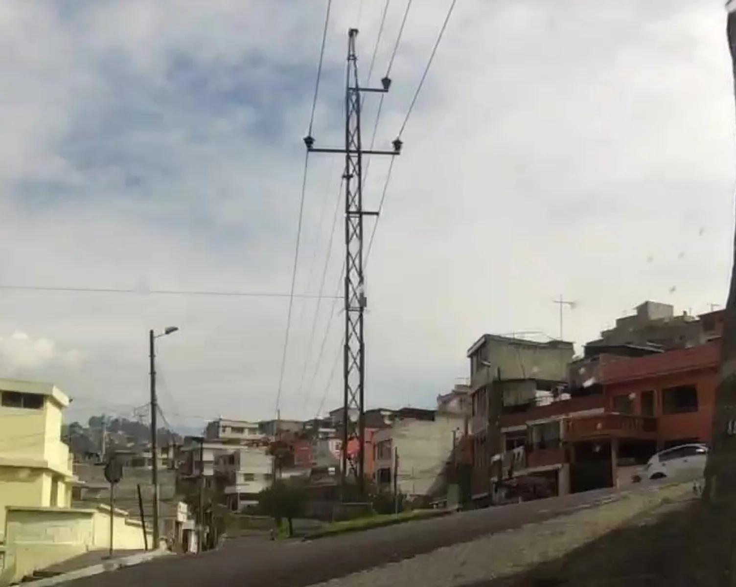 Torre y conductores de una línea eléctrica sobre el barrio de Guápulo, Quito, Ecuador