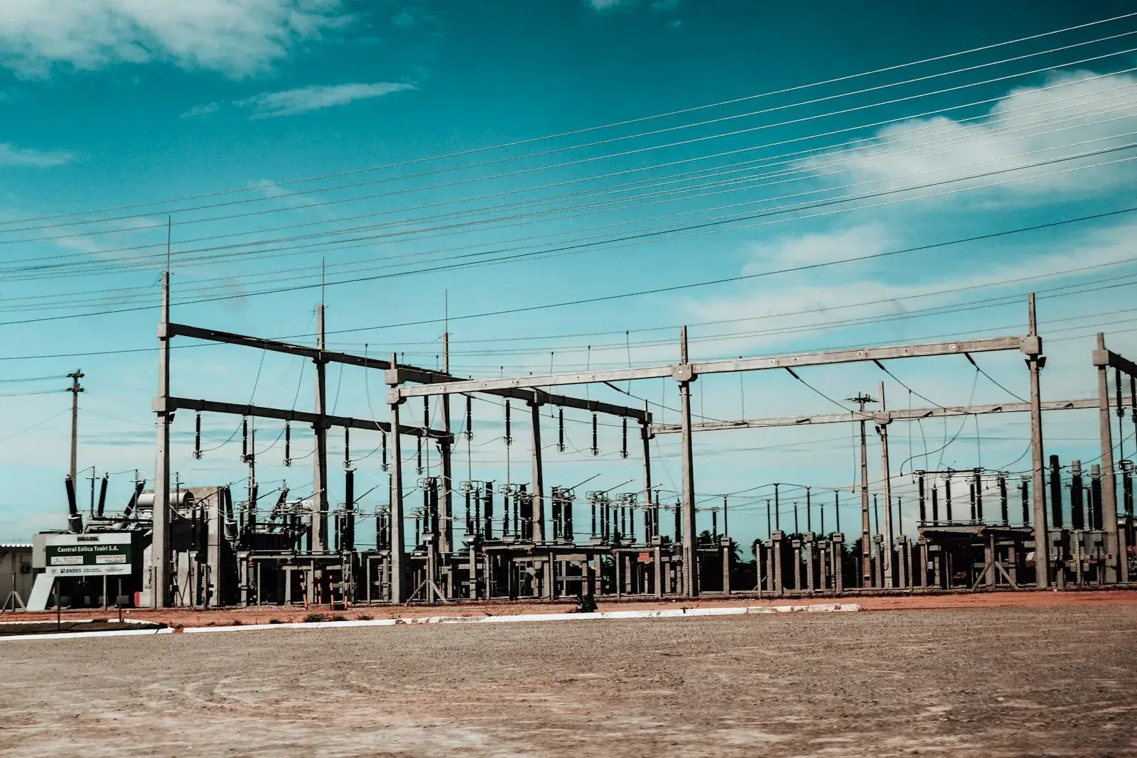 Equipos y barras de una subestación eléctrica bajo un cielo azul