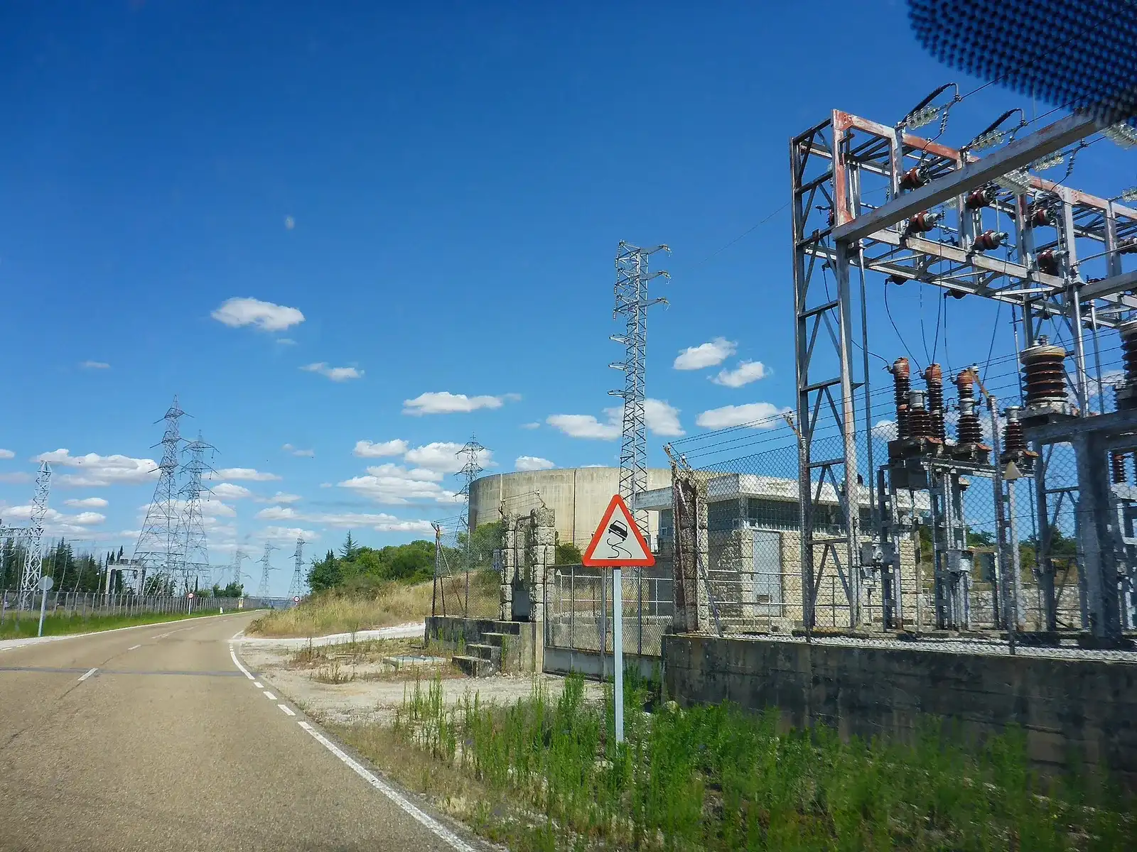 Equipos, aisladores y líneas de la subestación eléctrica de Villarino de los Aires, Salamanca, España