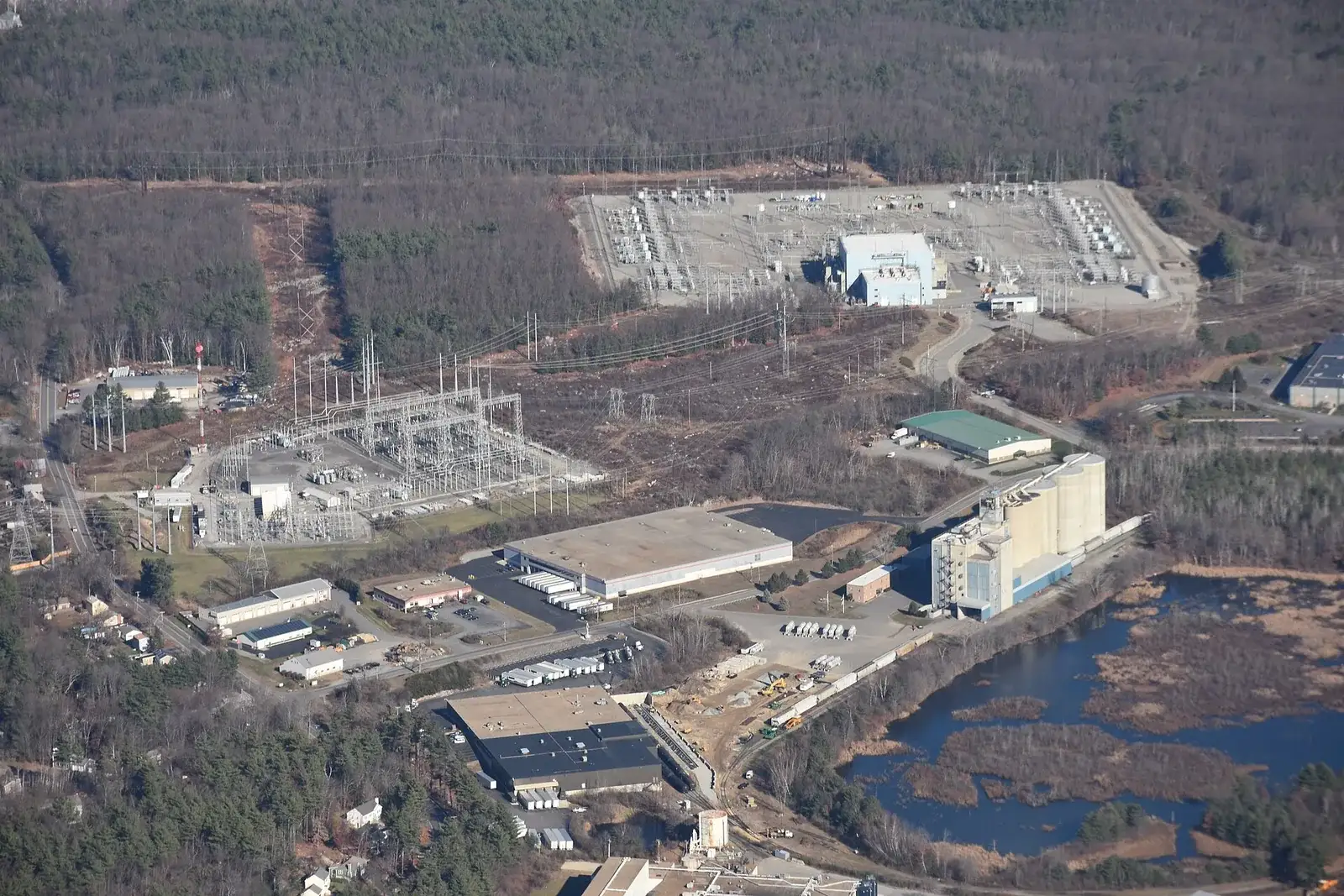 Vista aérea de la subestación eléctrica Ayer en Massachusetts, Estados Unidos