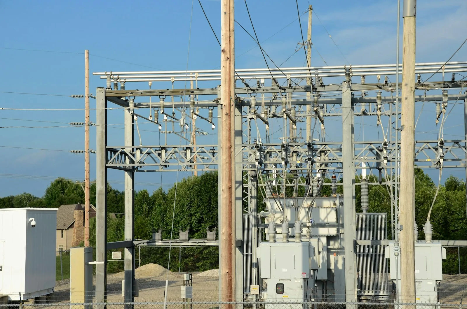 Transformador, aisladores, seccionadores y líneas de una subestación eléctrica