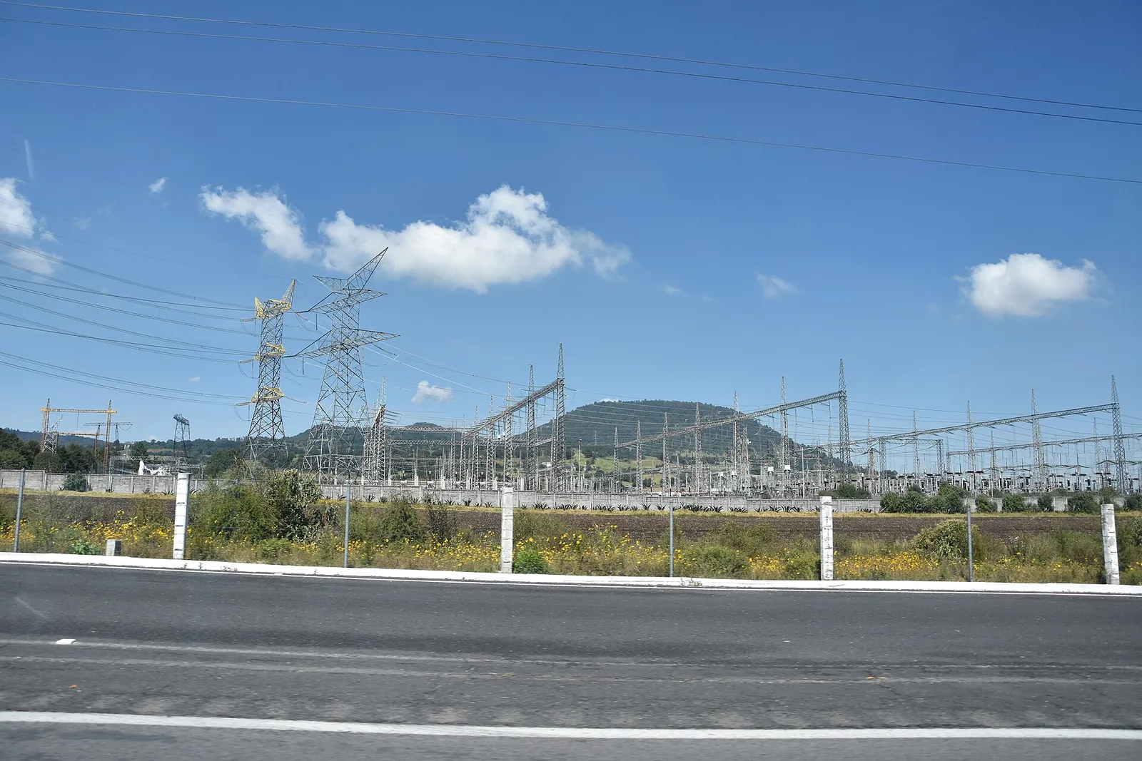 Subestación eléctrica Topilejo con torres y patio de distribución en Tlalpan, Ciudad de México