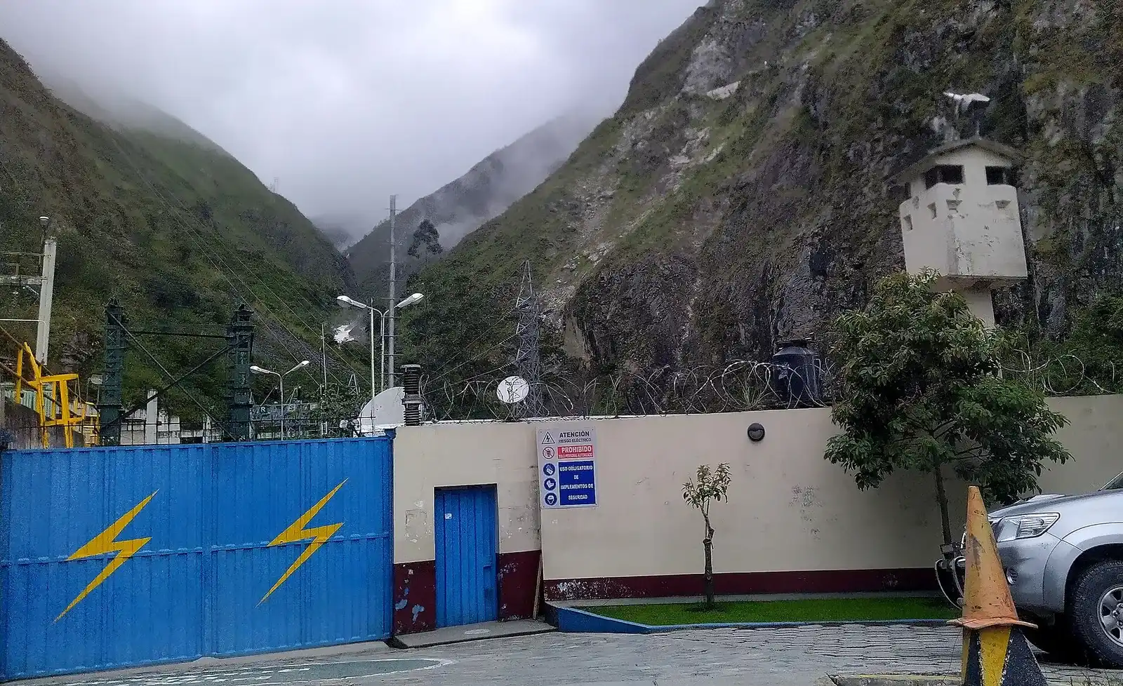 Equipos y conductores de la subestación hidroeléctrica Carpapata en Perú