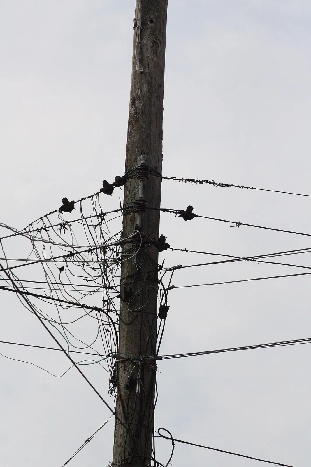 Poste con múltiples conexiones eléctricas aéreas en República Dominicana
