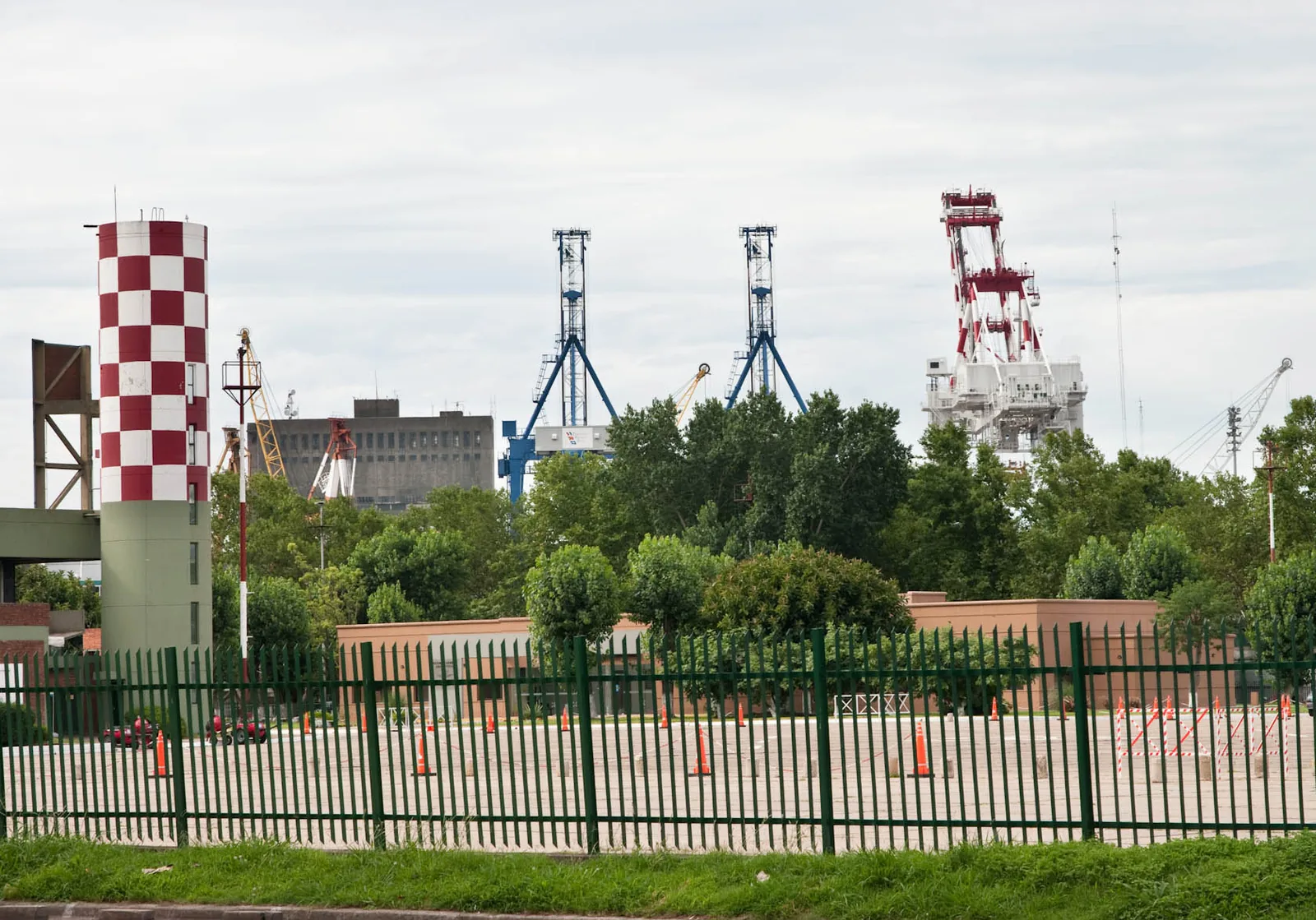 Grúas portuarias detrás del área logística del puerto de Buenos Aires, Argentina