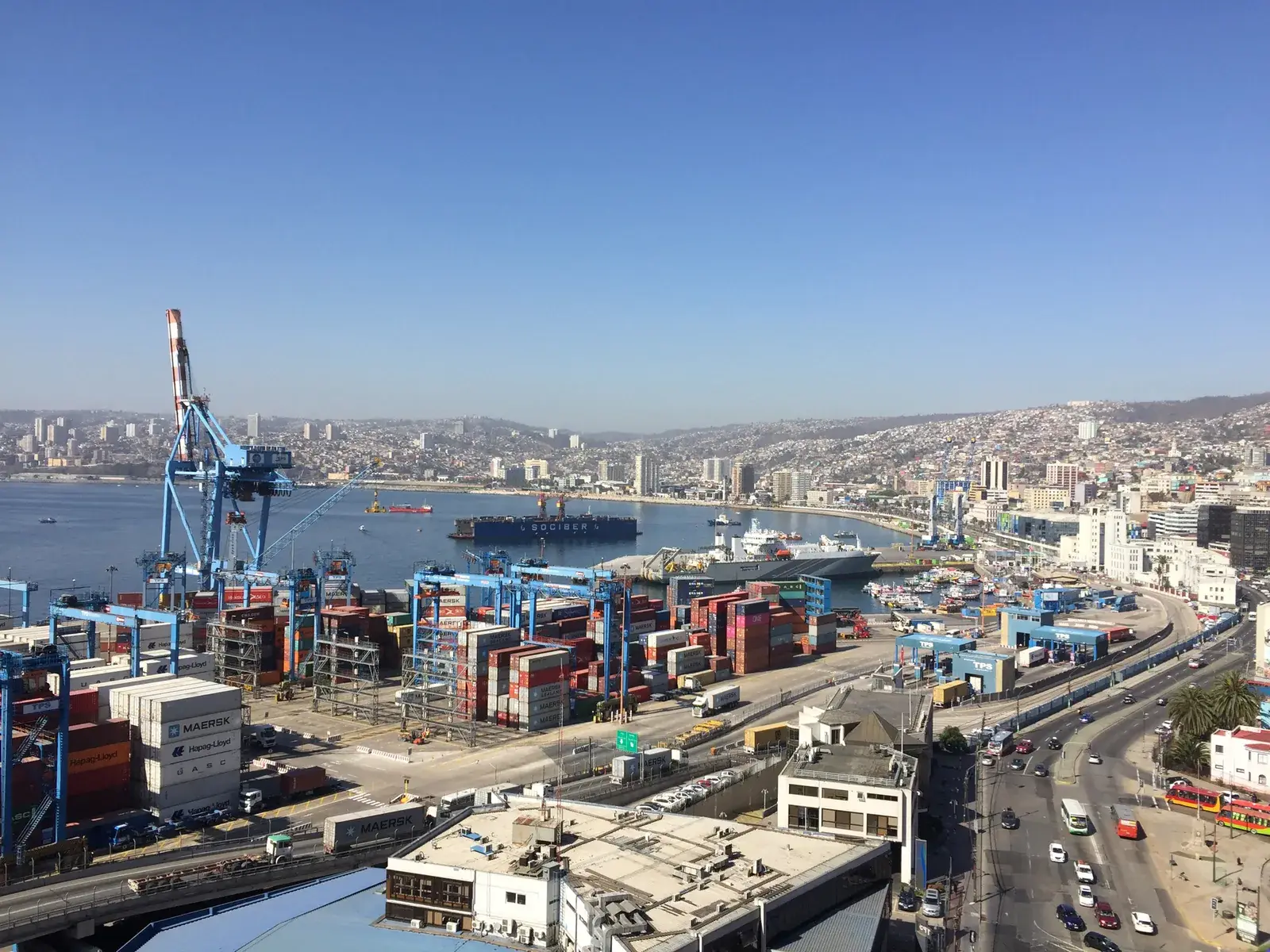 Terminal de contenedores, grúas y vías de acceso del puerto de Valparaíso, Chile