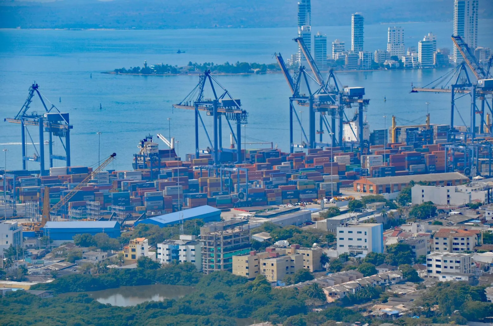 Grúas, contenedores y un buque de carga en el puerto de Cartagena, Colombia