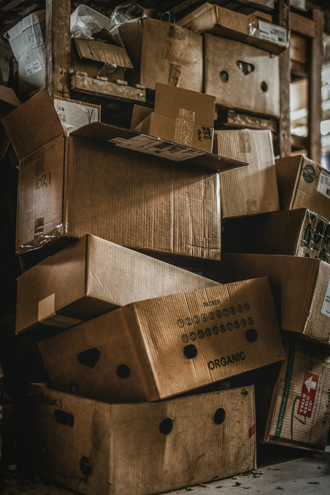 Cajas de cartón apiladas en una zona de almacenamiento