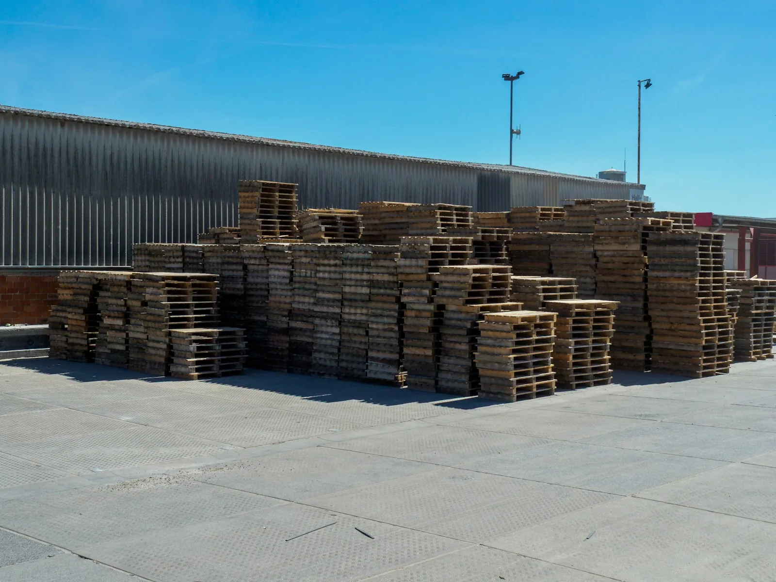 Palets de madera apilados fuera de una nave de almacenamiento