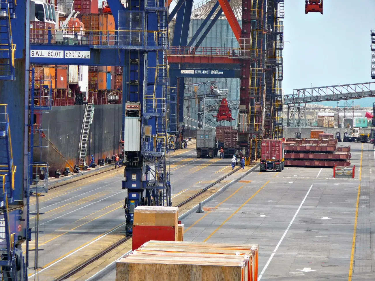 Grúas, plataformas de carga y vehículos en una terminal de contenedores del puerto de Veracruz, México