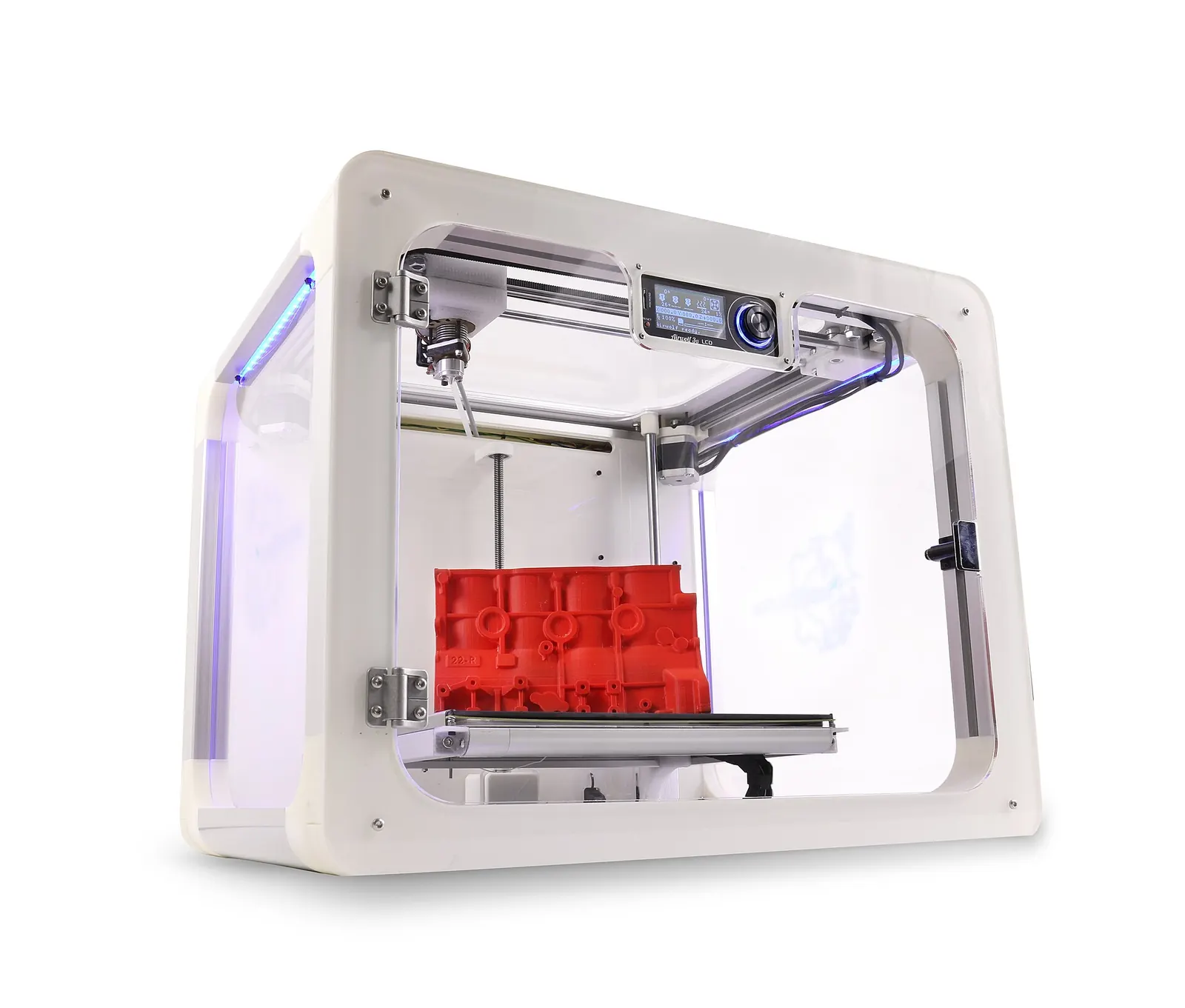 Impresora 3D de filamento con cerramiento transparente y una pieza roja dentro de la cámara de impresión
