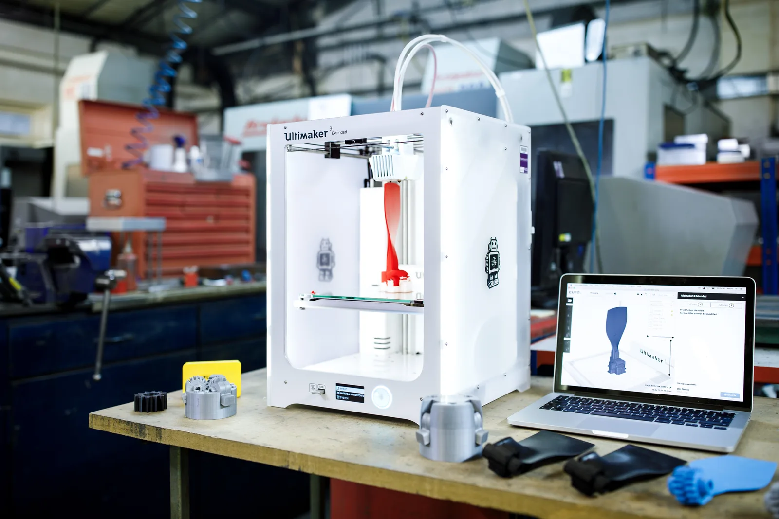 Varias iteraciones de prototipos funcionales impresos en 3D sobre una mesa de trabajo
