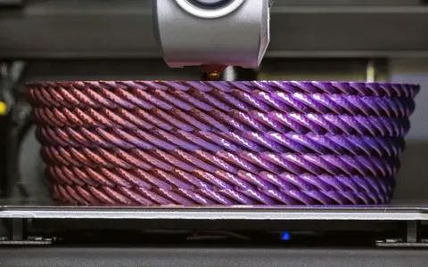 Jarrón de filamento seda violeta y cobre imprimiéndose capa a capa