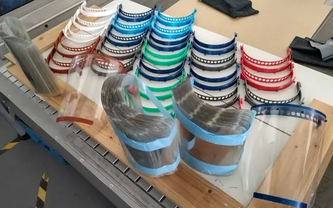 Viseras protectoras impresas en 3D apiladas en varios colores